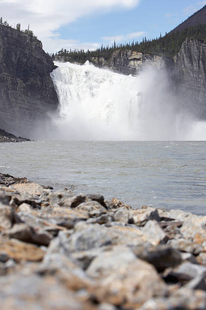virginia falls, nahanni river - chutes virginia photos et images de collection