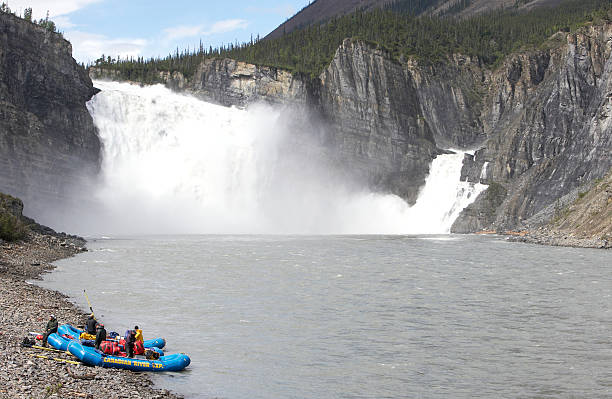 rafts and people on shore near waterfall - chutes virginia photos et images de collection