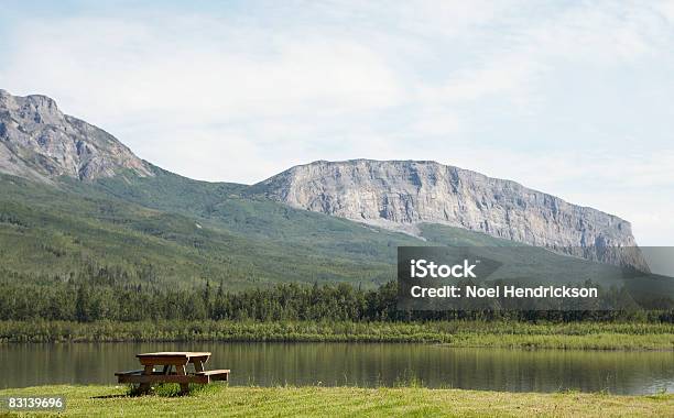 Picnic Table Near Remote River Shore Stockfoto und mehr Bilder von Nordwestterritorien - Nordwestterritorien, Abwesenheit, Berg