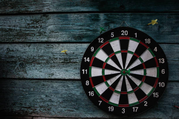 jeux de fléchettes. coup droit sur la cible. résistant aux victoires - dartboard bulls eye target scoreboard photos et images de collection