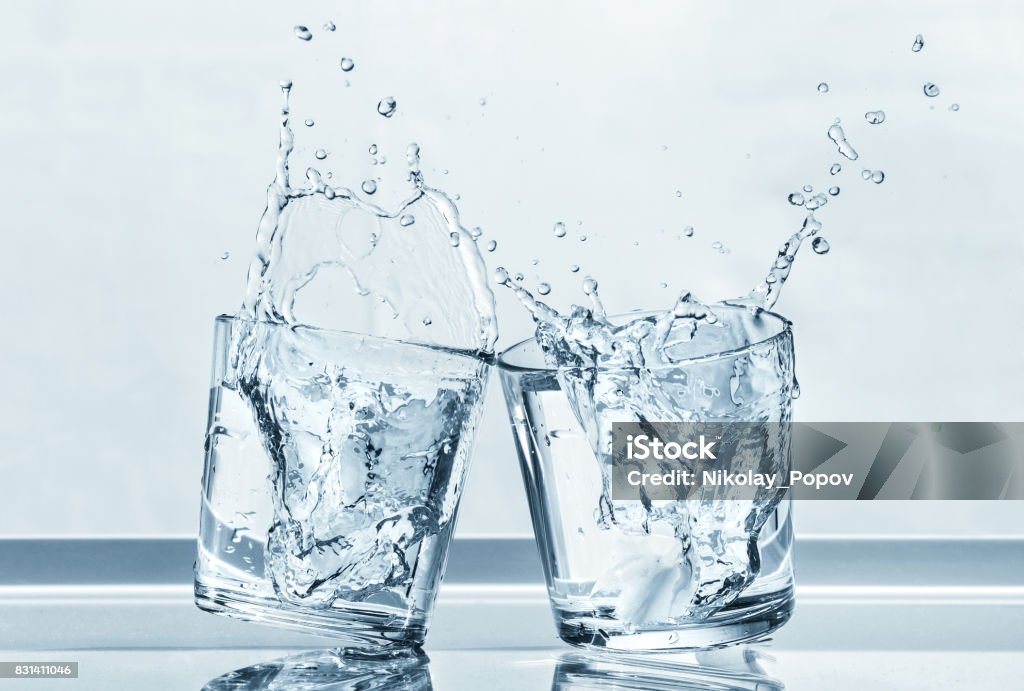 Zwei Gläser. - Lizenzfrei Wasser Stock-Foto