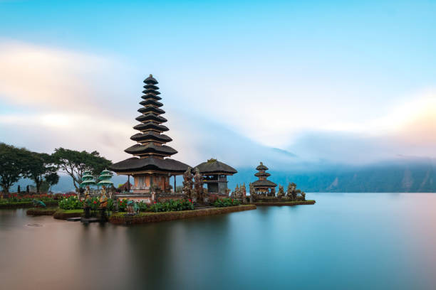 ulun danu beratan templo, bali, indonésia. - balinese culture - fotografias e filmes do acervo