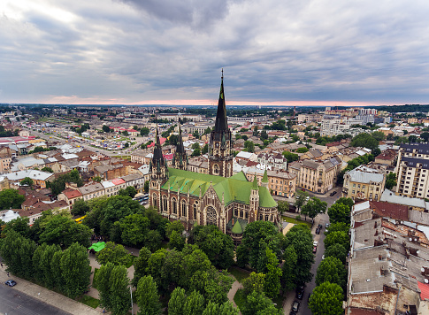Vista aérea de la iglesia de St. Elizabeth en Lviv, Ucrania photo