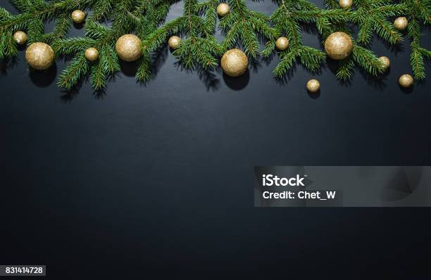 Dekorasi Natal Latar Hitam Latar Belakang Dekorasi Natal Di Atas Papan Tulis Hitam Foto Stok - Unduh Gambar Sekarang - iStock
