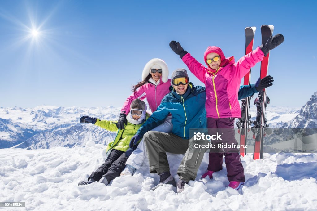 Familia feliz en vacaciones de invierno - Foto de stock de Familia libre de derechos