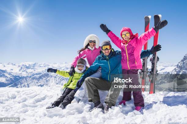 Familia Feliz En Vacaciones De Invierno Foto de stock y más banco de imágenes de Familia - Familia, Esquí - Deporte, Esquí - Artículo deportivo