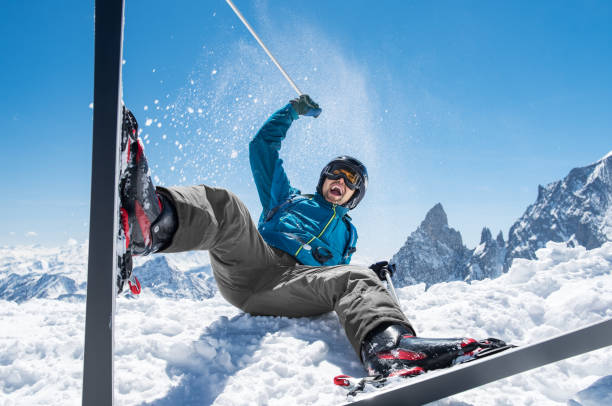 눈 스키를 즐기는 남자 - skiing snow skiing helmet fun 뉴스 사진 이미지