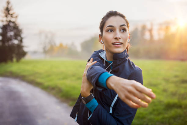 kobieta pracuje obecnie - exercising stretching women outdoors zdjęcia i obrazy z banku zdjęć