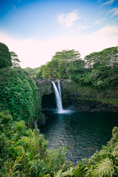 tęczowe upadki, wielka wyspa, wyspy hawajskie. - hawaii islands big island waterfall nobody zdjęcia i obrazy z banku zdjęć