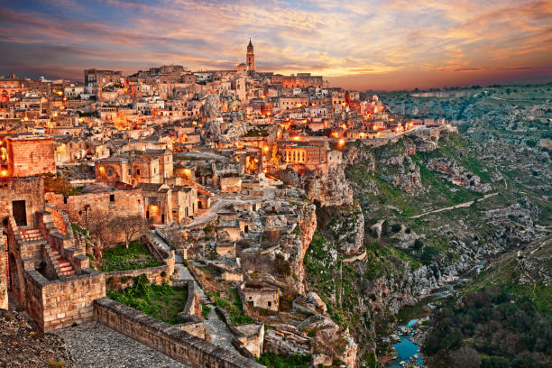 matera, basilicata, italy: landscape of the old town - matera imagens e fotografias de stock