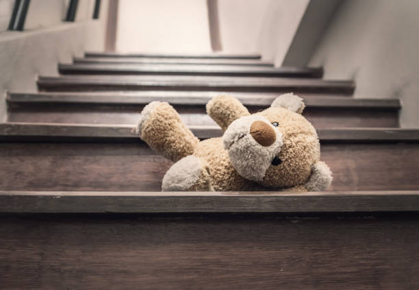 ours en peluche pondent sur les escaliers dans une atmosphère solitaire, la notion d’abandon de leurs proches. - old fashioned staircase antique antiquities photos et images de collection