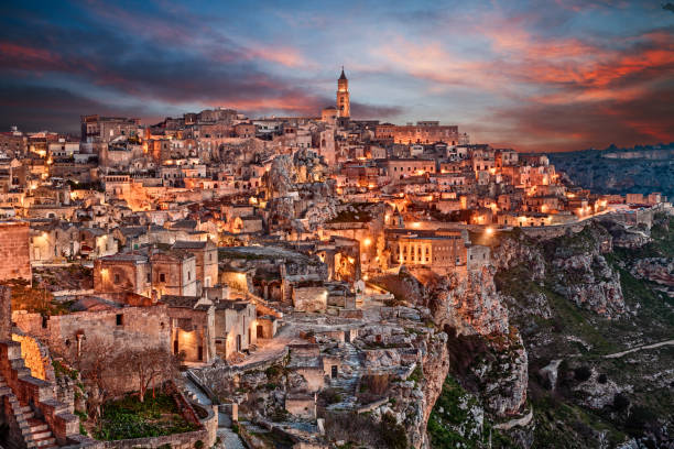 matera, basilicata, italia: paisaje de la ciudad vieja - matera fotografías e imágenes de stock