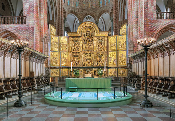 altar mayor de la catedral de roskilde, dinamarca - roskilde fotografías e imágenes de stock