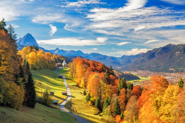 wamberg capilla cerca de garmisch partenkirchen - bavaria wetterstein mountains nature european alps fotografías e imágenes de stock