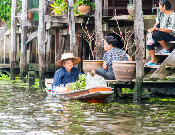 schwimmender markt, bangkok, thailand - stand up paddling stock-fotos und bilder