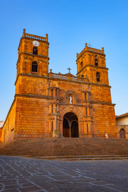 barichara, colômbia - histórica catedral na praça da cidade 300 anos de idade, na cordilheira dos andes - cross processed fotos - fotografias e filmes do acervo