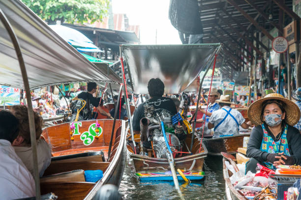 schwimmender markt, bangkok, thailand - stand up paddling stock-fotos und bilder