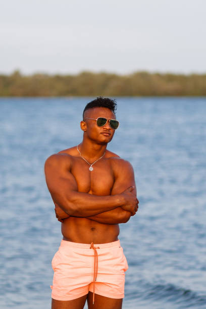 筋肉運動セクシーな若者の下着姿で裸の胴体とビーチで。ホットのブラックの美しい人、手足が長いスポーツ ボディとフィットネス モデル。 - men black body building african descent ストックフォトと画像