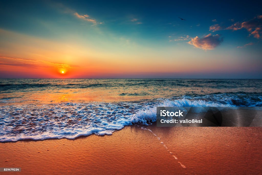 Bellissimo paesaggio nuvoloso sul mare, colpo all'alba - Foto stock royalty-free di Tramonto