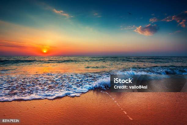 Bellissimo Paesaggio Nuvoloso Sul Mare Colpo Allalba - Fotografie stock e altre immagini di Tramonto