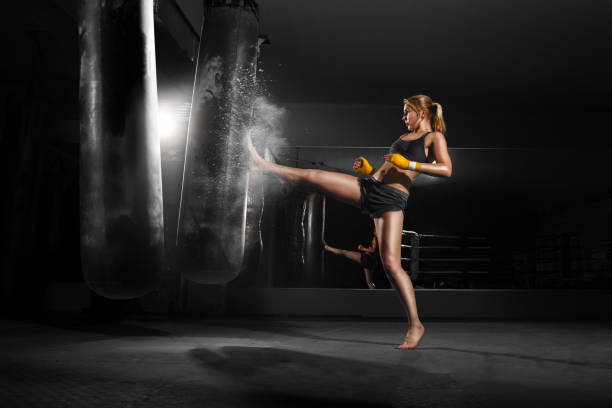 garota de kikboxing - kickboxing muay thai exercising sport - fotografias e filmes do acervo