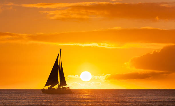 парусная лодка, плывущих против красивого заката - tilted horizon стоковые фото и изображения