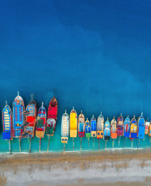 лодки. вид с воздуха на разноцветные лодки в средиземном море в олуденизе, турция. красивый летний морской пейзаж с кораблями, чистая лазурн - travel destinations фотографии стоковые фото и изображения