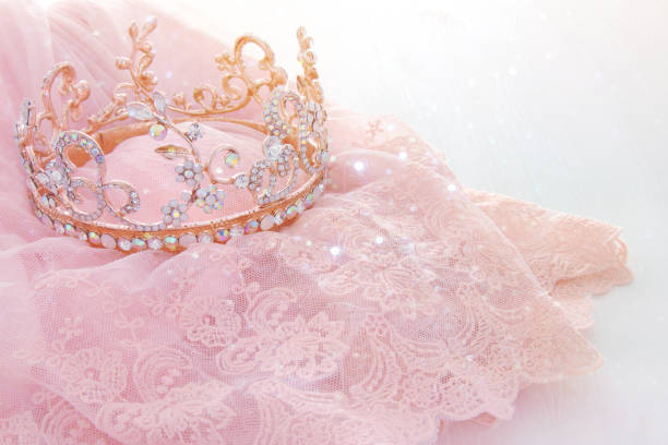 abito in chiffon rosa tulle vintage e tiara di diamante su tavolo bianco legno. concetto di festa di matrimonio e ragazza - principessa foto e immagini stock