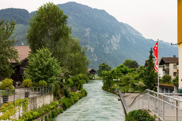 río aar interlaken suiza - interlaken switzerland aare river house fotografías e imágenes de stock