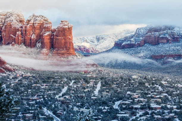 Snow highlights Sedona roads and rock layers of red mountains Snow highlights the network of roads in northern Sedona and the physical shape of the famous red rock mountains stratified epithelium stock pictures, royalty-free photos & images