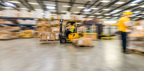 garimpando o tiro de empilhadeira movendo-se em um armazém - distribution warehouse forklift freight transportation pallet - fotografias e filmes do acervo