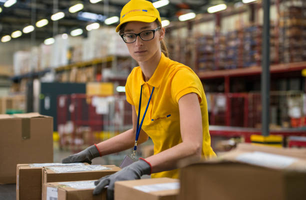 utilizzo del lettore di codici a barre - warehouse bar code reader manual worker working foto e immagini stock