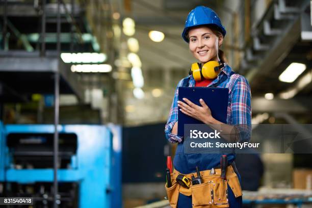Junge Frau Am Werk Stockfoto und mehr Bilder von Frauen - Frauen, Mechaniker, Fracht