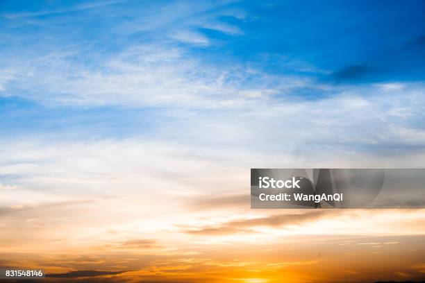 Photo libre de droit de Coucher De Soleil Lever Du Soleil Avec Les Nuages Les Rayons Lumineux Et Autres Effets Dambiance banque d'images et plus d'images libres de droit de Ciel