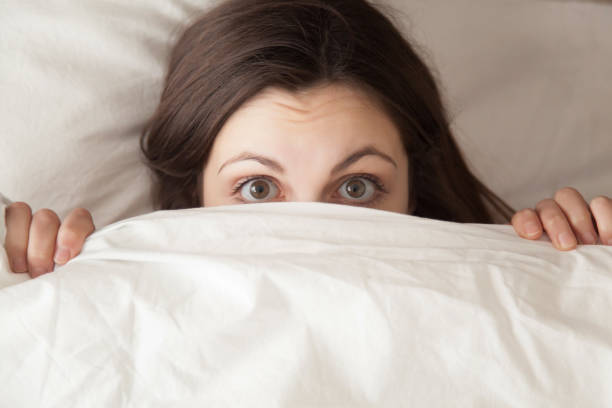 divertido sorprendida cara de chica que cubre con manto blanco, primer plano en la cabeza - wide awake fotografías e imágenes de stock