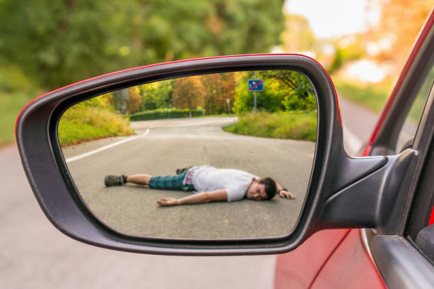 espelho retrovisor com um homem atropelado por um carro - rear view mirror - fotografias e filmes do acervo