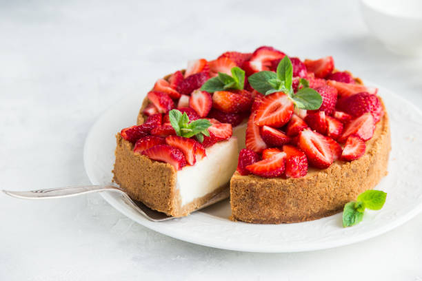 cheesecake con fragola fresca su sfondo bianco - dessert fruit torte red foto e immagini stock