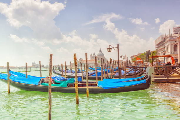 venise, italie - 12 mai 2017 : remblai du grand canal avec gondoles à venise. - moored nautical vessel people traveling famous place photos et images de collection