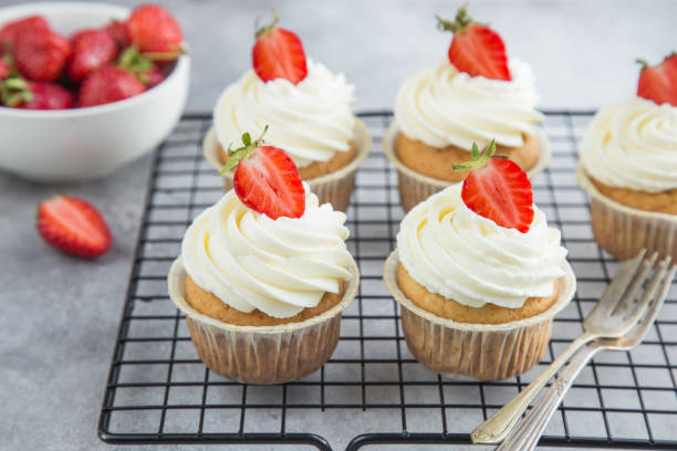 vanilla cupcakes with cream cheese frosting and fresh strawberry - muffin cheese bakery breakfast imagens e fotografias de stock