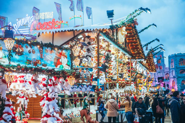 pessoas apreciando um país das maravilhas do inverno no hyde park, londres - winter wonderland londres - fotografias e filmes do acervo