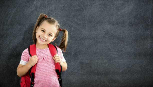 powrót do szkoły koncepcji, happy smiling uczennica studiuje - schoolgirl child backpack book bag zdjęcia i obrazy z banku zdjęć