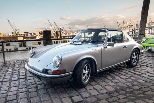 un parking porsche 911 au cours de la réunion « magnus walker » à hambourg à la poissonnerie - porsche 911 photos et images de collection