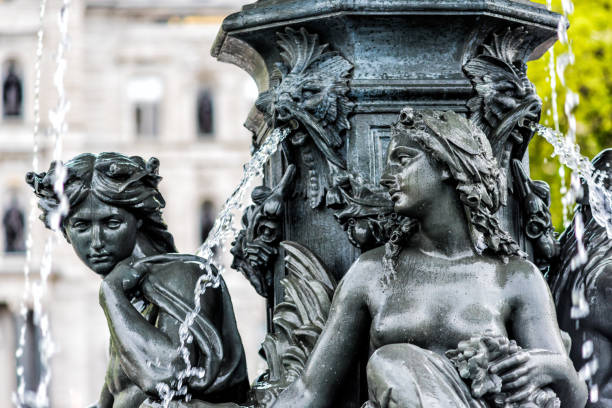 ギリシャの女性彫刻と国会議事堂の夏の大噴水 - human nipple 写真 ストックフォトと画像