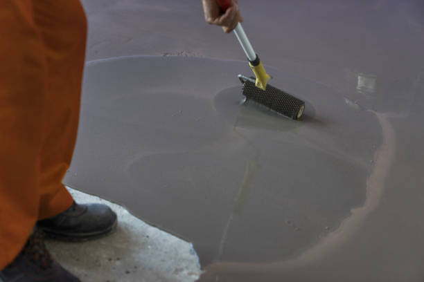 istock Interior of apartment under construction. Roller application. Mirror smooth surface of the floor. Floor covering with self leveling plaster 831598518