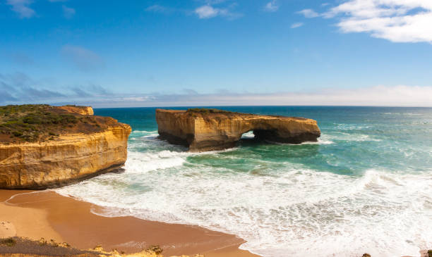 arco di londra vicino a great ocean road. victoria, australia. - formazioni calcaree london arch foto e immagini stock