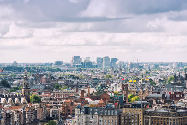 деловой район амстердама - montelbaan tower стоковые фото и изображения