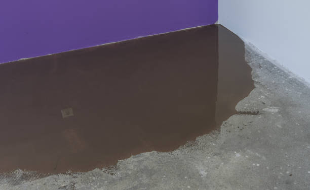 istock Mirror smooth surface of the floor. Floor covering with self leveling plaster 831614558