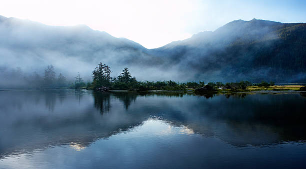 morgensonne und nebel auf sound und die berge - mountain lake stock-fotos und bilder