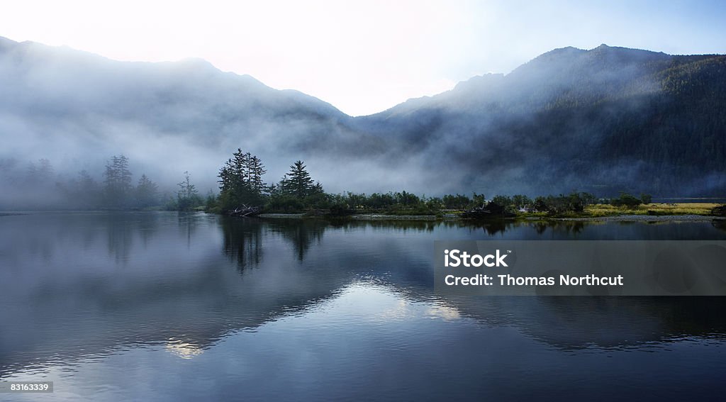 Niebla de la mañana de luz y sonido y a las montañas - Foto de stock de Lago libre de derechos