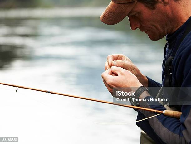 Fly Fisherman Binden Lockt Stockfoto und mehr Bilder von Fischköder - Fischköder, Angelhaken, Binden